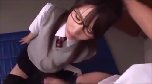頭のいいメガネ学生がフェラチオを強要され、顔中情欲的汁まみれ！
