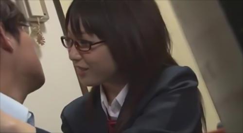 5人の人間の生徒の一人と不倫をしているとき。私の秘密のパートナーを紹介しよう！私が指示すれば、すぐに廊下で放尿する女の子。授業中にパンツを脱ぐ相島奈央！