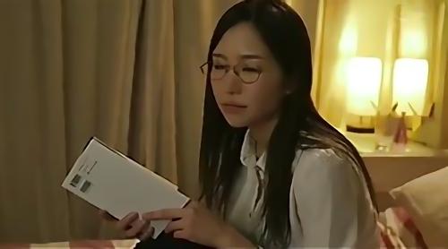 『痴女』山田が出てみると葵の姿があった、ご近所という事もあり何の不安もなく玄関を開けると突然、葵が襲いかかってきた、若い女の柔らかい肌とイ！