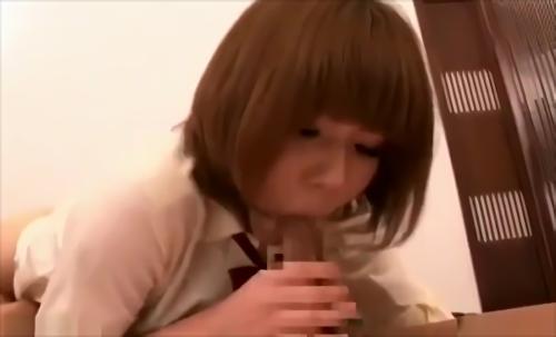 平成生まれの若くてフレッシュな新人娘！柔らかそうなルックスとは裏腹にカラダは敏感で、ペニスはたちまち勃起！早速勃起させるためにオナニーを開始！デビュー作では制服にブルマ！