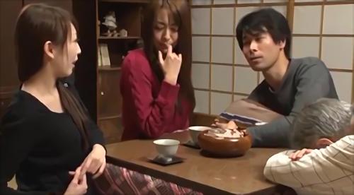『若妻』欲望にまみれた団地妻たちが集まる某所にイタズラを仕掛けて、ゆっくり静かにやってみました、コタツの中には、セクハラし放題の密室が、妻！
