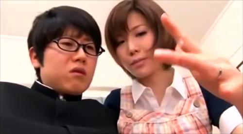 巨乳美人ママがパパとHな姿を見せて近親相姦ファック!