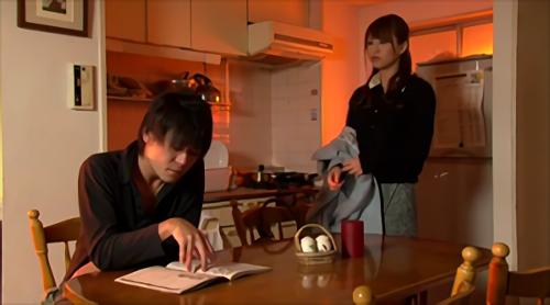 の美少女がお兄ちゃんに襲われてフェラを強要され、大量のザーメンを顔面に射精するシーン！
