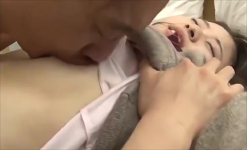 すごく物持ちがいい、頭も良さそうだし、サラサラの黒髪で女子の間でおしゃべりしていて気になるなんて貴重だ、ある雨の日の放課後、私は彼女を見かけた、制服姿のまま！