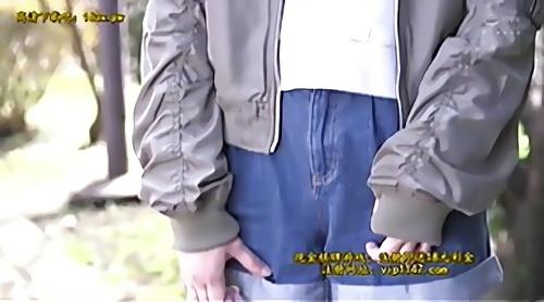 今日の録画がまだプライベートでもケイケンのない中出し録画ということで少しドキドキ気味、学生時代以来の制服を着るのにも照れ笑いを浮か！