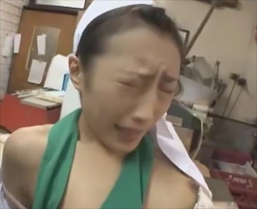 パートの幼児だけではない！モテモテ体質人妻編を公開。個々の美女が出歩くパート先で隙をついて襲いかかる男。死角から責めてくる男に怯え！