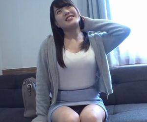 【騎乗位】女子大生が彼氏じゃない男と体を重ねる！疚しい感情が女性の体の興奮度をどんどん高める