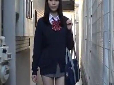 パンチラしそうなミニスカートのJKの後をつけて階段でのぞき見