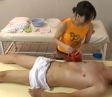 「お客さん困ります」垢すりのきれいなお姉さんにフル勃起チ〇ポを見せて手コキをお願い！手コキされながらおっぱいも見まくり