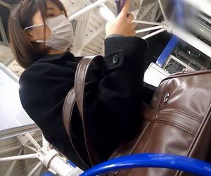 【パンチラ】大人しそうなJKが学校帰りに痴漢されてしまう！ボインなおっぱいは女性の最高の武器