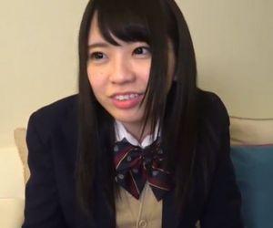 【立ちバック】若い女学生がエロビデオ撮影に挑戦！使い古していない若い体は男性を引き付ける