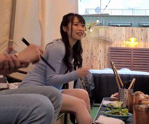 【巨乳】魅力的な美女とバーベキューからのセックス！女性が腰を動かして喘いでいる姿は最高