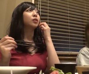 【3P】ボインなコスプレ娘とエッチ！ハメられて押し寄せる圧迫で限界寸前