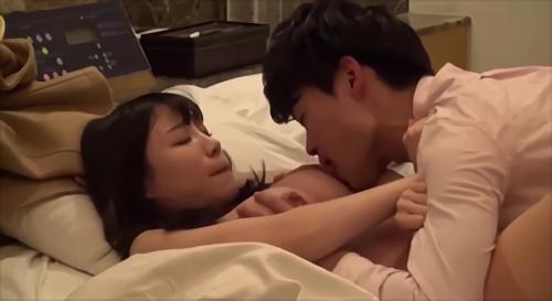 教え子たちによる欲情同時刺激シリーズ第6弾、終電を逃した大学生の友人個人にラブホテルの部屋が提供される、ラブホテルの雰囲気の中でのセックスは意識してしまう・・！
