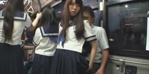 その素振りが理解できない男に押し倒される女子校生、焦らす男の姿と膨らむ股間を見て、イタズラ心は興奮に変わる・・・、密着、キス、手コキ！