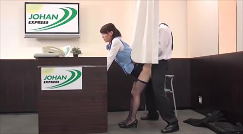 『潮吹き』何度も激しく犯されるうちに、アソコから大量のザーメンが溢れ出してくる、パンスト姿の美脚が恥ずかしそうに震え、清楚な受付嬢が人前でイ！