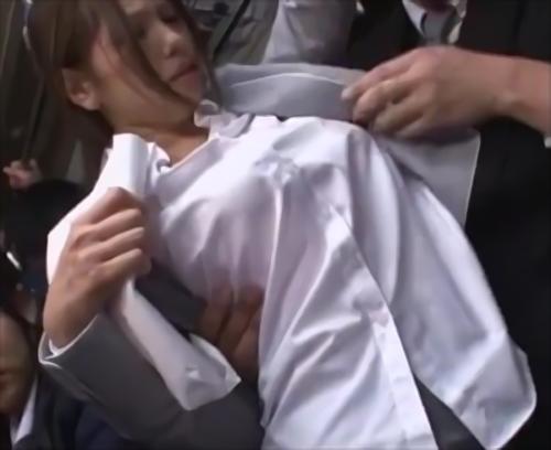痴〇されている女子校生を庇う女教師までも痴〇の餌食にしてしまう極悪痴〇第5弾はバスや病室を舞台にお送り。教師とはいえ女、目の前にい！