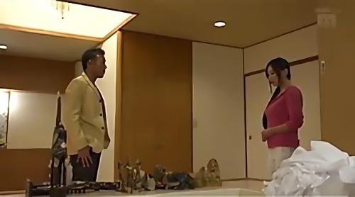 『騎乗』夫の留守中、自宅で犯〇れてしまう、寝室に盗撮器を仕掛けられ監視されたり、2人のトラベル先の別荘まで上司が現れ汚される、その卑怯な手！