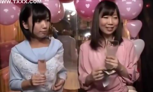 新人女子大生とOLに機械バイブを初（ハート）体験させる、初めて見る大人のオモチャに驚きと興味津々の彼女たち、お金とお酒とおしゃべりの後！