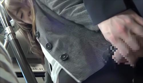 タイトスカートから伸びる彼女のパンスト脚に興奮し、私自身も勃起したチンコをパンスト尻に擦りつけた、敏感な、しかし拒絶していない少女が私のペニスを握り返すのを感じた！