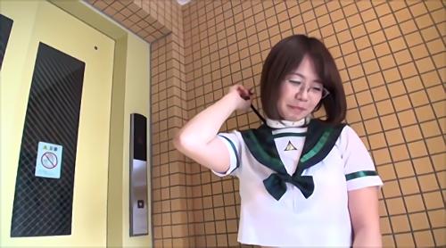 ぽっちゃり熟女の股間を弄りながらチンコを挿入すると、喘ぎながら大量潮吹き!