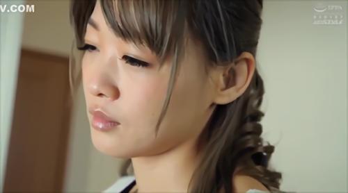 男から言い寄られ、ディープ接吻で誘惑する人妻！騎乗位で下から激しくピストンされ、淫乱な顔を晒す美人妻！