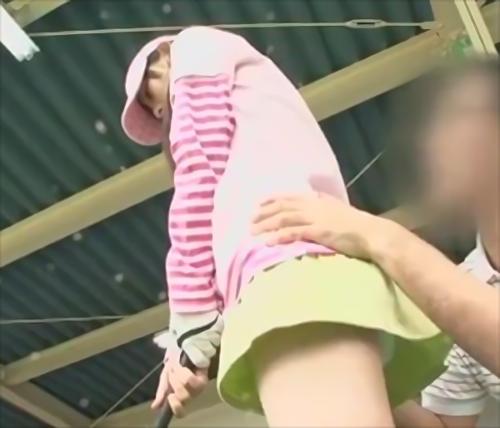 仕方なく従うことに！しかし、明らかにいやらしい手つきと目をした男は、彼女に硬くなったペニスを握らせた！ショックで固まる彼女の体に！