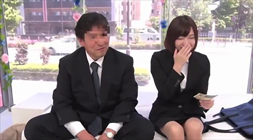 『フル勃起』若い男の上司とオフィスレディのお姉さんがお小遣いに目が眩んで生挿入H!