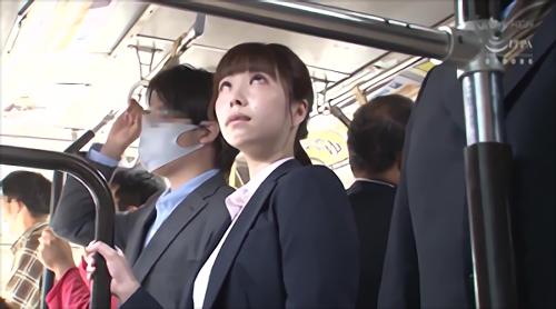 ミニスカートの美少女が脚で犯される美少女がリモコンでアナルを犯される