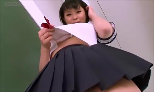 日常生活で、女の子の胸元が開きバストが見えそうになっていても、それを直視する事は出来ません。「ホントは間近で見たいのに、じっくり見！