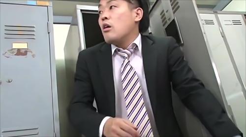 ズボン丸出しの美人オフィスレディ！チンポをしゃぶりながら睾丸を舐める！