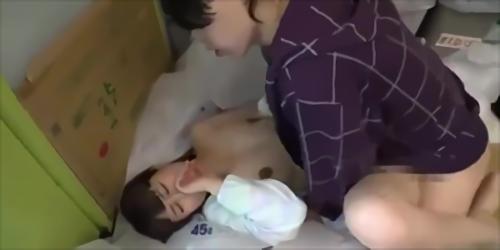 この反応。アソコを触ると、すでに少し湿っていた。わかってたんだよ。柔らかいゴミの山をベッド代わりにして、人妻を犯す。ゴミの臭いと汗の臭いが混ざり合う。中出しの後！