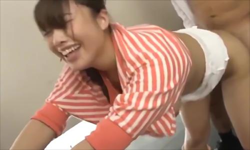 男たちに無料で美乳首をご奉仕、勘違いした男たちが動き出し、最初は抵抗していた若妻たちも次第に求めてきて・・・、様々な角度から垣間見える極上の胸チラを収録しました！