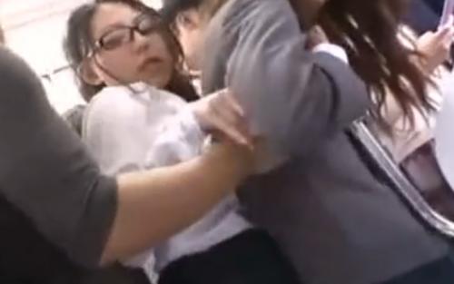 代用痴漢！エキサイト女教師が教え子を痴漢から防衛！