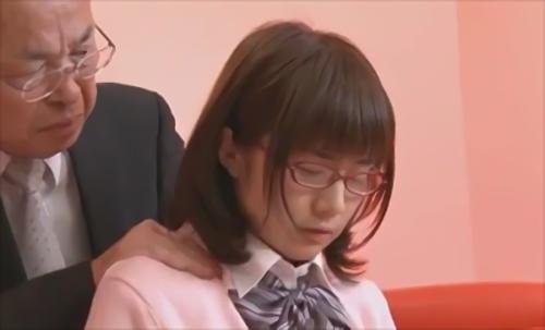 待望の第2弾、教師と生徒の淫らな振る舞いが卑猥すぎる・・・、教頭と学習者と元担任の淫らな態度、そして教師と生徒の淫らな仕立て、制服の中は卑猥なTバック・・！