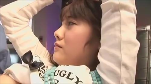 に固定された女の子は手マンとバイブで犯され、潮を吹いて失神！