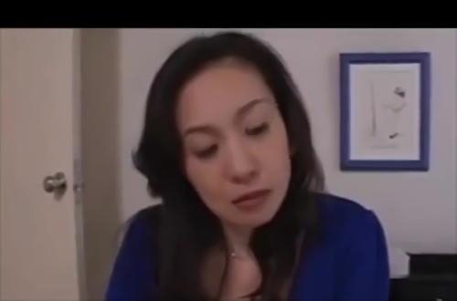 脱いで全裸になった美女がレズマッサージを受ける！大きなディープ接吻を交わす！