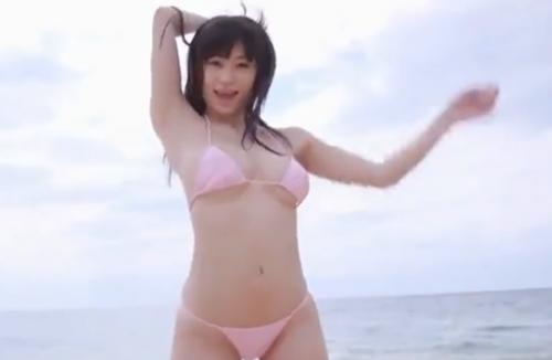 元芸能人の美人たちがビーチで水着をぬぎ捨ててこれ以上ないヌードを現す！