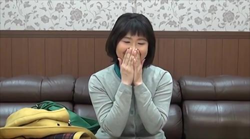 舐められ、犯され、感じまくる美熟女！激しく犯され、顔にザーメンをかけられる！