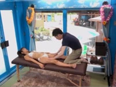 【ナンパ】水着姿の美女にエロい手つきでマッサージして発情させる！エロく体を触られると勝手にスイッチが入る