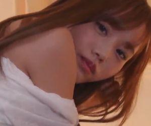 おわん型の巨乳美女と3P。張りのある美巨乳おっぱいは仰向けに寝転がっても形が崩れない