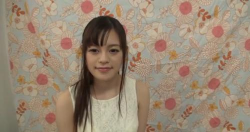 【美巨乳】クリ大好き美巨乳JD！手マンですぐイっちゃうパイパンマ〇コにたまらず中出し！服の下には予想以上のエッチなカラダが隠されており、20歳のピチピチのカラダにフェラとパイズリの奉仕をしてもらうのは最高の気分！ お礼にパイパンマ〇コを指で掻き回すと即イキ！ クリが好きらしいので素股で執拗にこすりつけるとまたイっちゃう敏感体質！ 我慢できずそのまま生チン挿入してパコパコしたら最後は中出しフィニッシュ♪