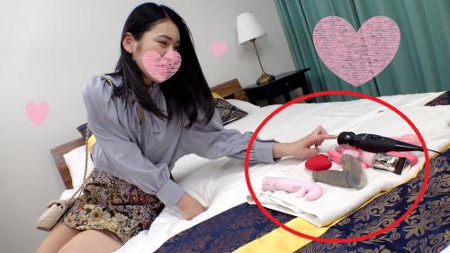 元地方アナウンサーの美人人妻が大人のオモチャを試しにホテルに到着！オモチャであそんでいるうちに本物を欲しがってしまった結果