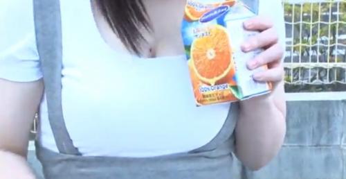 【巨乳】おっぱいもお尻もむっちむち 乳袋パンパンな激キャワOL　コンビニで見かけた滅多にないほど大きなおっぱいのOLさん 社員証をぶ下げてるところを見ると職場は近いのかな