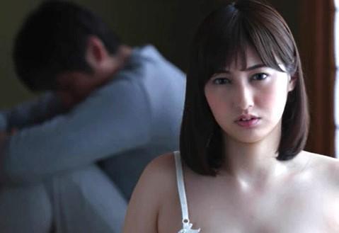 【NTR】夜逃げ夫婦に返せない額の借金をサポートしてくれるという怪しい男に女房は好き放題されて激イキSEX