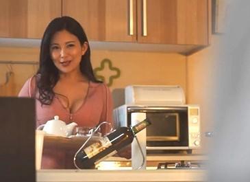 【一色桃子】親戚に美熟女淫乱熟女がいるとメチャ痴女行為してもらって童貞も卒業できる近親相姦になる！