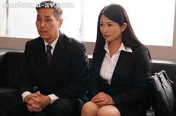 旦那と同じ会社で働くことになった奥さんがスケベ社長にガッツリ寝取られる！一色桃子
