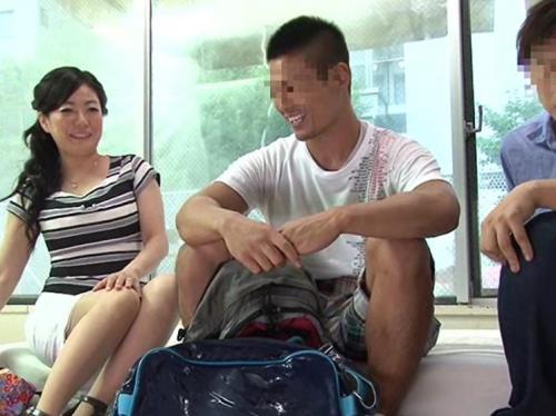 【モニタリング】セクシーじゅんこおばさんが息子が目の前にいる状況で息子の友達とセックスしてくれたｗ