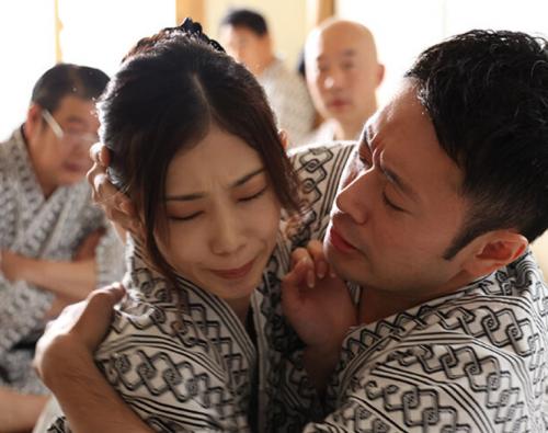 ＜小松杏＞NTR性癖の夫に連れられ旅行に来た人妻は初対面のオヤジたちに・・・