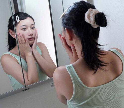 【三葉ちはる】終電なくして帰れない会社の先輩を泊めてくれるめちゃカワOLが絶頂SEX！